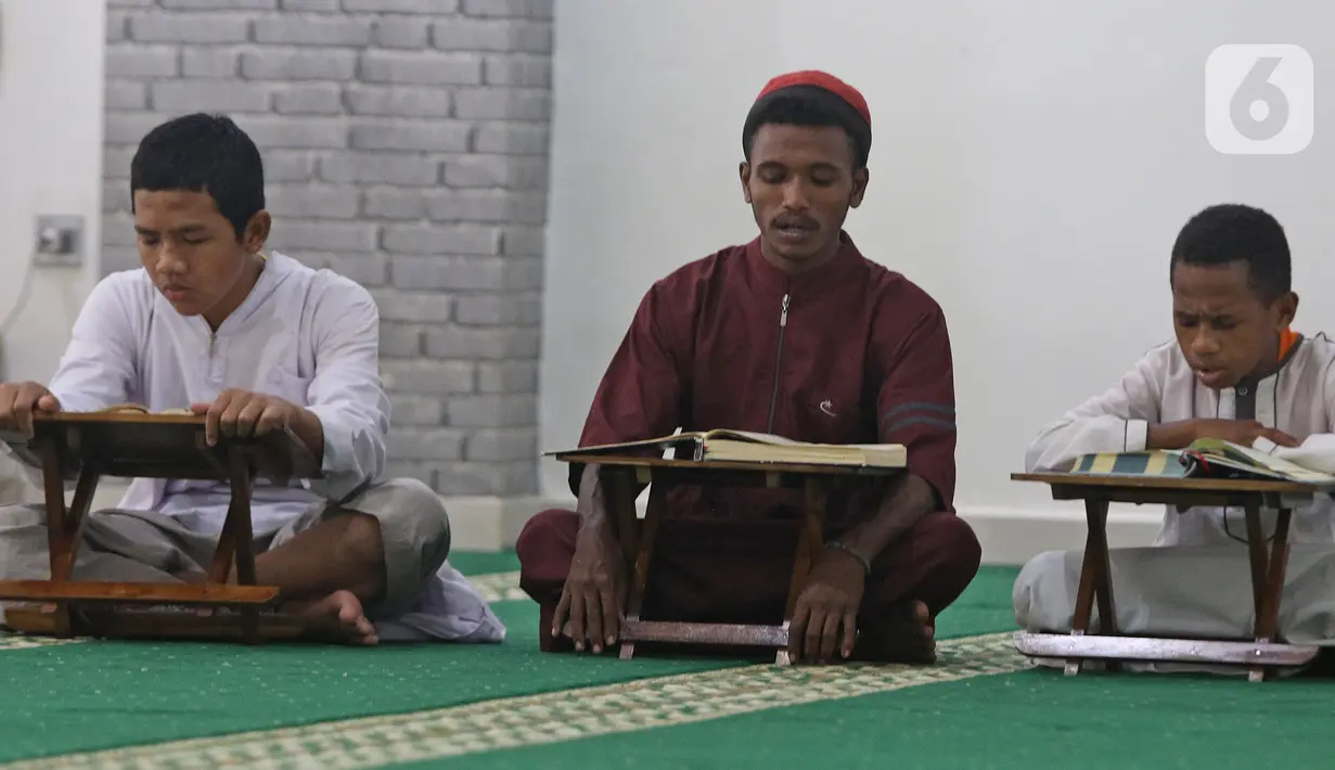 Sejumlah santri membaca Al-Quran di Pesantren Nuu Waar Al Fatih Kaffah Nusantara (AFKN) di Setu, Kabupaten Bekasi, Jawa Barat, Sabtu (1/5/2021). Kegiatan Khatam Al-Quran tersebut dilakukan rutin setiap bulan Ramadhan oleh 750 santri dan santriwati. (Liputan6.com/Herman Zakharia)