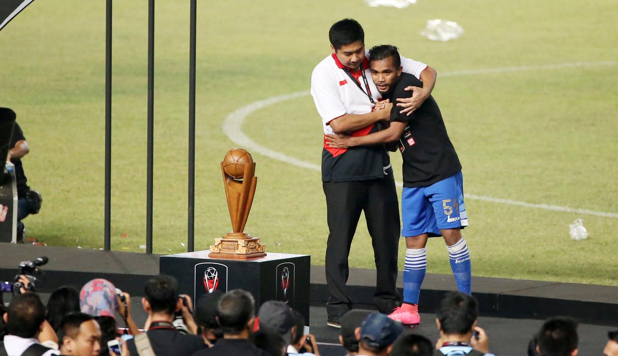 Pemain Persib Bandung Zulham Zamrun memeluk Steering Committe Piala Presiden 2015 Saat menerima hadia Best Player di Stadion Gelora Bung Karno, Jakarta, Minggu (18/10/2015). (Bola.com/Nicklas Hanoatubun)