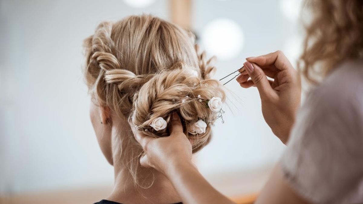 8 Model Rambut Sanggul Sederhana dengan Aksen Bunga untuk Rayakan HUT RI, Pancarkan Keanggunan