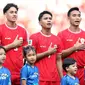 Para pemain starting XI Timnas Indonesia (dari kiri) Ragnar Oratmangoen, Rafael Struick, Marselino Ferdinan, Rizky Ridho dan Sandy Walsh berbaris menyanyikan lagu kebangsaan Indonesia Raya jelang dimulainya laga Grup F putaran kedua Kualifikasi Piala Dunia 2026 zona Asia menghadapi Irak di Stadion Utama Gelora Bung Karno (SUGBK), Senayan, Jakarta, Kamis (6/6/2024). (Bola.com/M Iqbal Ichsan)