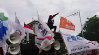 Ilustrasi Aksi Demo FSPMI beberapa waktu lalu di depan Kantor Pemerintah Provinsi Jawa Tengah, (Foto : Titoisnau)