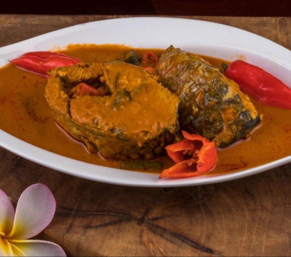 Restoran ini juga menyajikan berbagai makanan khas Indonesia lainnya seperti martabak, bakso, batagor, siomay, empek-empek, dan sebagainya.