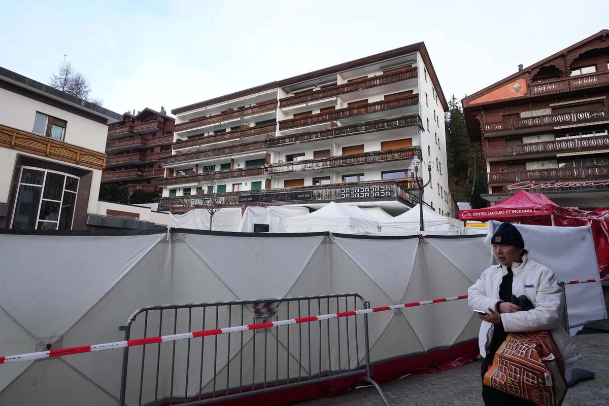 FOTO: Warga Berdoa dan Letakkan Karangan Bunga di Lokasi Kebakaran Crans Montana Swiss