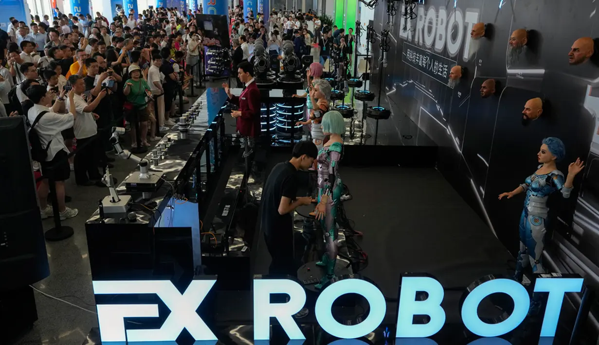 Robot-robot canggih dipamerkan pada Konferensi Robot Dunia 2023. Ada robot yang mampu membuat teh hingga bermain tenis. (AP Photo/Andy Wong)