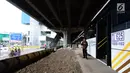 Bus premium Transjakarta atau Royaltrans menunggu penumpang di pul Royaltrans di kolong Tol Simatupang, Jakarta, Selasa (23/4). Bus Royaltrans merupakan bus kelas premium berkapasitas 30 penumpang, tanpa penumpang berdiri, dengan tarif Rp 20 ribu sekali jalan. (Liputan6.com/Herman Zakharia)