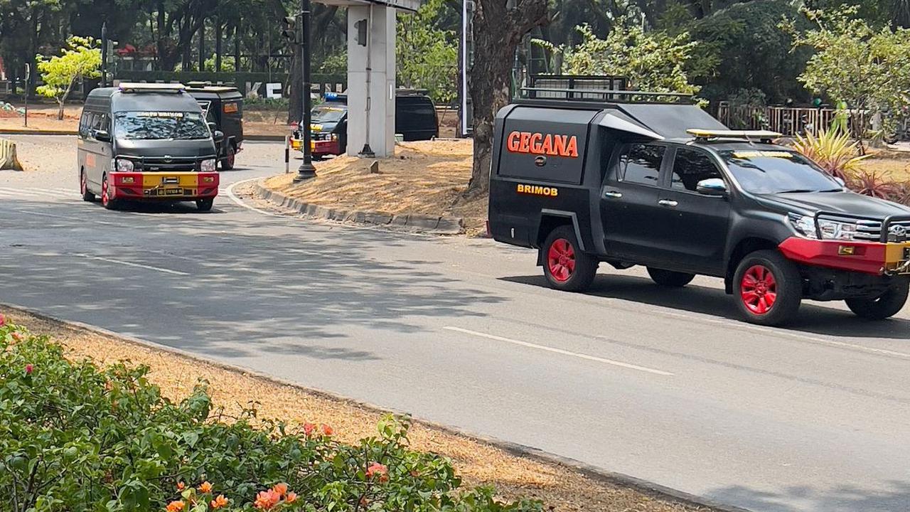 Terpantau, sekurangnya lima kendaraan gegana dan satu mobil Inafis meninggalkan Eka Hospital. Sementara penjagaan di ruang Instalasi Gawat Darurat hanya dilakukan sekuriti.