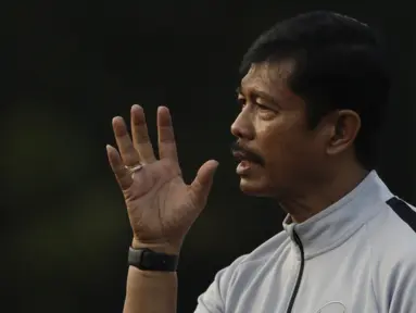Pelatih Timnas Indonesia U-22, Indra Sjafri, memberikan instruksi saat latihan di Lapangan ABC Senayan, Jakarta, Senin (7/1). Latihan ini merupakan persiapan jelang Piala AFF U-22. (Bola.com/Vitalis Yogi Trisna)