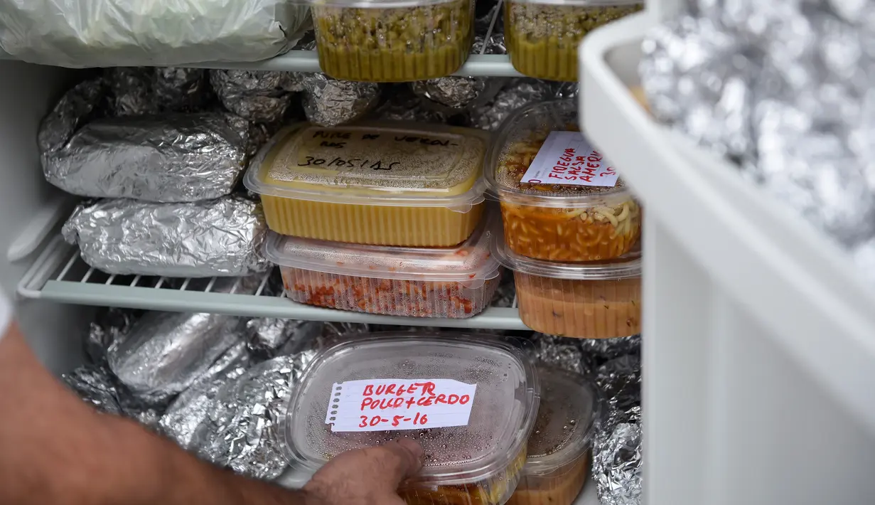 Sejumlah makanan disimpan di kulkas solidaritas atau solidarity fridge di pinggir trotoar Galdakao, utara Spanyol, Senin (31/5). Diperkirakan keberadaan kulkas itu telah menyelamatkan sekitar 200-300 kg makanan dari tempat sampah. (Ander GILLENEA/AFP)