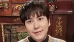 Kyuhyun saat mengenakan sweater berbahan rajut yang berwarna senada dengan sampul albumnya. Anggota Boyband Super Junior itu memamerkan mini albumnya yang bernama Love Story dengan enam lagu di dalamnya. (Instagram/@gyuram88)