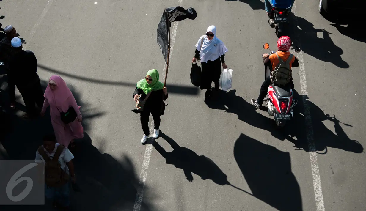 Sejumlah wanita ikut dalam "Aksi Simpatik Menjaga Independensi Hakim" yang akan digelar di Pengadilan Negeri Jakarta Utara, Jumat (28/4). Tujuan aksi untuk mengawal kasus dugaan penistaan agama oleh Ahok. (Liputan6.com/Gempur M Surya)