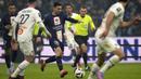 Pemain PSG, Lionel Messi menggiring bola untuk melewati pemain Marseille pada laga lanjutan Liga Prancis 2022/2023 yang berlangsung di Velodrome Stadium, Jakarta, Senin (27/02/2023) dini hari WIB. Les Parisiens menang dengan skor 3-0.
