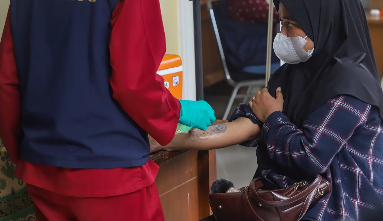 Untuk mengikuti program ini, calon peserta wajib mengisi formulir pendaftaran secara lengkap serta melampirkan fotokopi KTP dan foto tato yang ingin dihapus. Tampak dalam foto, petugas melakukan proses hapus tato pada tubuh peserta di Masjid Sunda Kelapa, Jakarta, Selasa (24/2/2026). (merdeka.com/Arie Basuki)