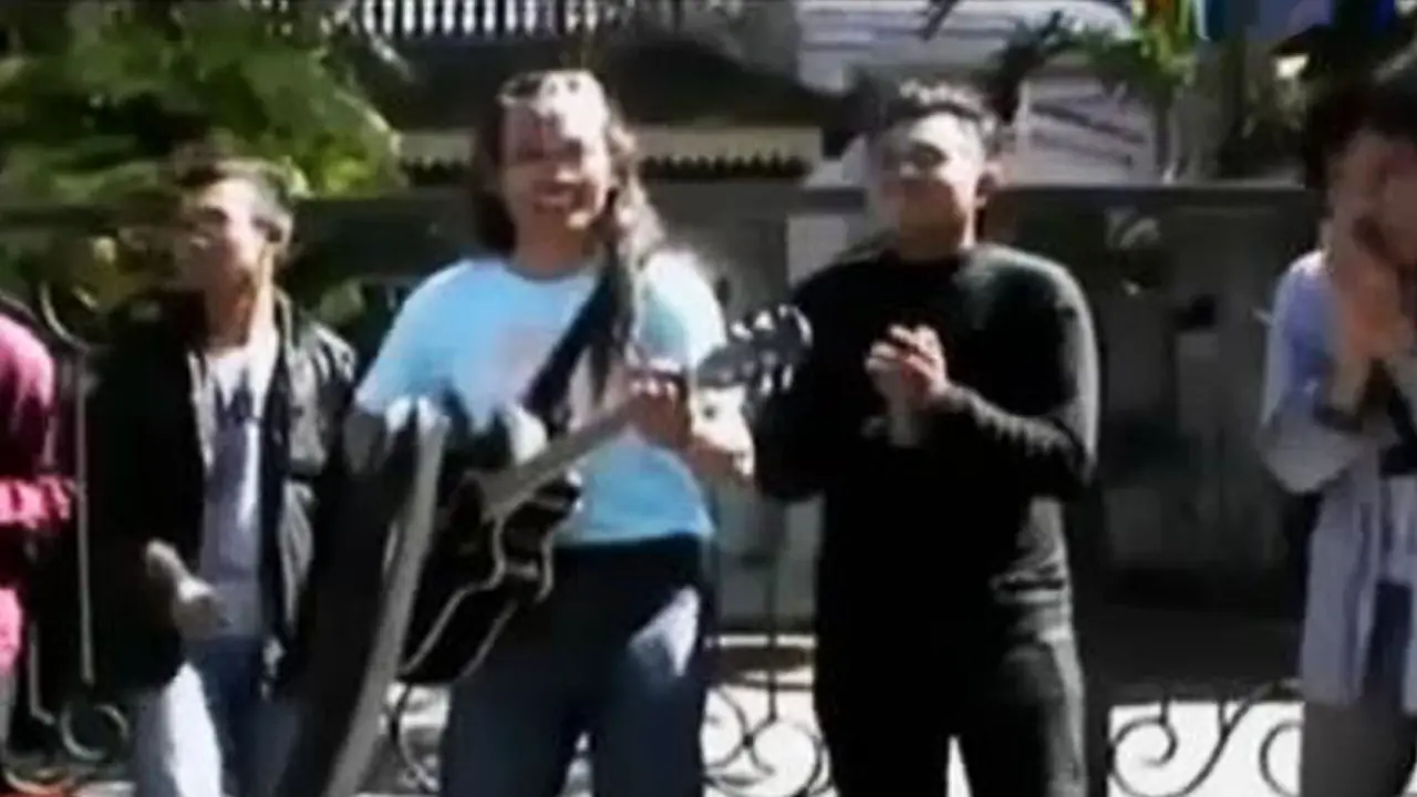 VIDEO: Warga Solo Ciptakan Lagu untuk Cucu Pertama Jokowi