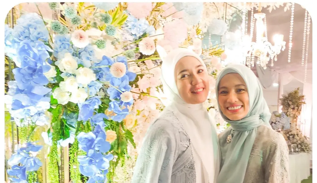 Lihat detail blouse asimetris Alyssa Soebandono dan juga dress Dhini Aminarti sebagai inspirasi baju ke resepsi pernikahan. Dhini tampil ekstra dengan lengan terompetnya. [Foto: Intagram @dhiniaminarti]