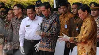 Presiden Jokowi bersiap memusnahkan barang bukti narkoba hasil rampasan BNN di Monas, Jakarta, Selasa (6/12). Pemusnahan ini terdiri dari 445 kg sabu, 190 ribu butir ekstasi, 422 kg ganja kering dan 323 ribu butir happy five. (Liputan6.com/Faizal Fanani)