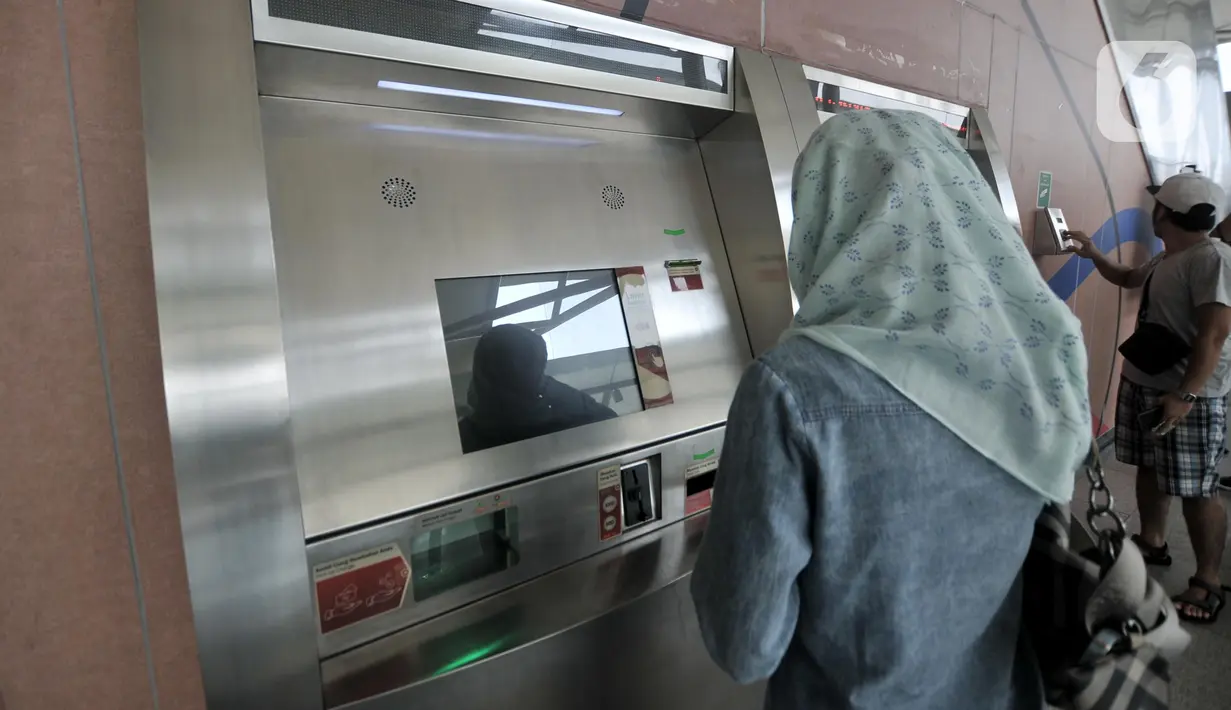 Calon penumpang mengisi saldo uang elektronik di mesin kartu otomatis di Stasiun Velodrome, Jakarta, Minggu (1/12/2019). Kereta LRT Jakarta rute Velodrome-Kelapa Gading beroperasi secara komersial mulai hari ini (1/12) dengan tarif Rp5.000 flat untuk sekali perjalanan. (merdeka.com/Iqbal S. Nugroho)
