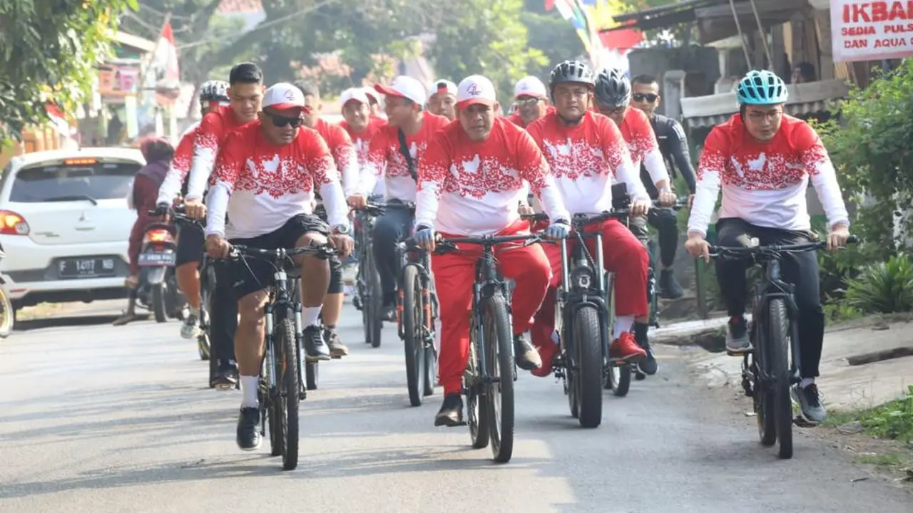 Sekjen Partai Gerindra, Ahmad Muzani, mengikuti kegiatan olahraga gowes Merah Putih Kemerdekaan RI ke-77 bersama masyarakat Jonggol (Istimewa)