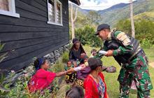 Perkuat Komsos TNI Papua, Prajurit Satgas Yonif 511 Kunjungi Gereja dan Warga di Kanggime
