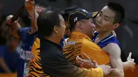 Lee Chong Wei memeluk pelatihnya Hendrawan (tengah) dan Tey Seu Bock usai mengalahkan Lin Dan pada semifinal bulutangkis Olimpiade Rio 2016 di  Riocentro stadium, Rio de Janeiro, (19/8/2016). (REUTERS/Marcelo del Pozo)