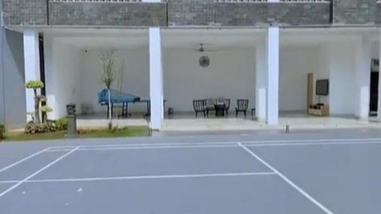 Hal ini lantaran, di area belakangnya terdapat banyak fasilitas olahraga, mulai dari lapangan tennis, badminton, hingga kolam renang.