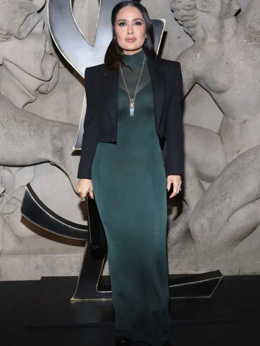 <p>Aktris senior Salma Hayek tampil mature dengan crewneck long dress emerald dan cropped blazer [instagram/newthemess]</p>