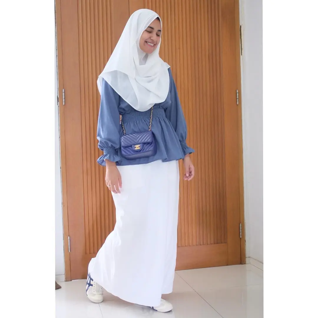 Mix and match busana hijab dengan sentuhan warna putih ala Shireen Sungkar. (sumber foto: @shireensungkar/instagram)