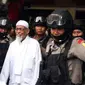 Pimpinan JAT, Abu Bakar Baasyir dikawal anggota Densus 88 saat tiba di Kejari Jaksel, Senin (13/12). Ba'asyir tidak bersedia menandatangani berkas apa pun yang disodorkan penyidik Polri.(Antara)