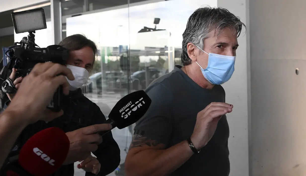 Ayah sekaligus agen Lionel Messi, Jorge Messi, tiba di Bandara, Barcelona, Rabu (2/9/2020). Kedatangan ayah Messi tersebut untuk membahas masa depan anak nya di Barcelona. (AFP/Lluis Gene)