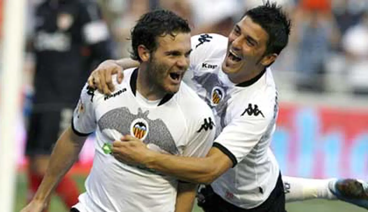 Selebrasi striker Valencia, Juan Mata (kiri) bersama David Villa seusai mencetak gol pertama ke gawang Sevilla di pekan pertama La Liga yang berlangsung di Mestalla Stadium, 30 Agustus 2009. AFP PHOTO/JOSE JORDAN 
