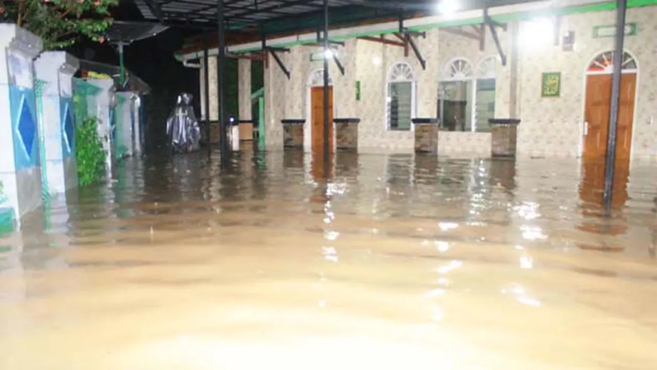 Banjir di Hegarmanah, Air Meluap Nyaris Sampai Atap Rumah