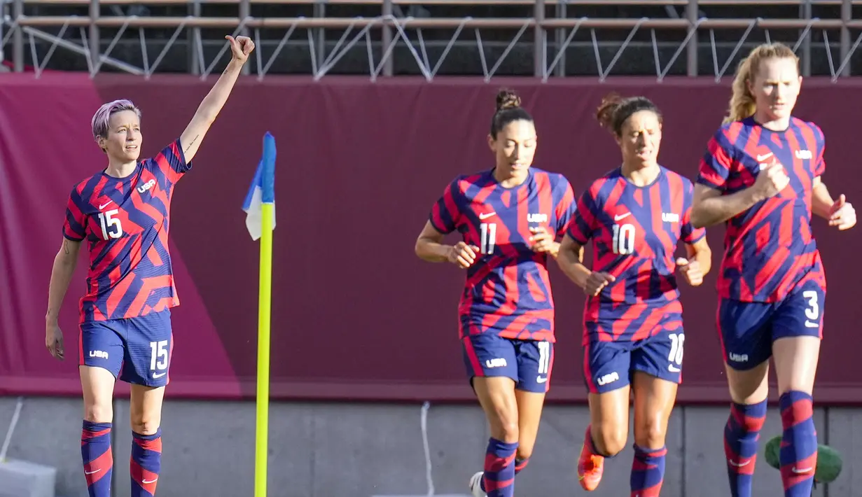 Kedua tim saling serang pada awal babak pertama. Megan Rapinoe (kiri) menjadi keran gol Amerika Serikat pada menit kedelapan. Tendangan sudut yang ia lesatkan, salah diantisipasi oleh kiper Australia, Teagan Micah, sehingga terjadi gol. (Foto: AP/Fernando Vergara)