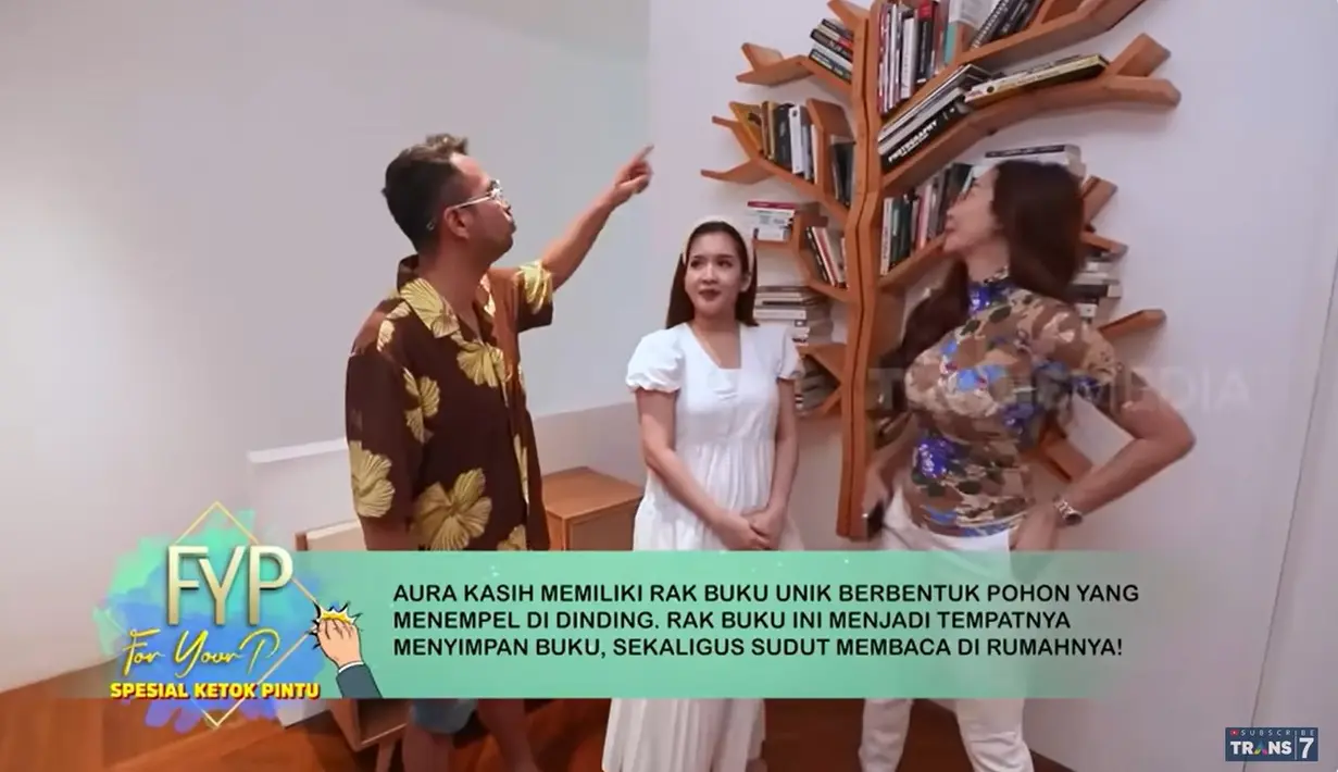 Finalis Miss Indonesia tahun 2007 itu juga suka membaca buku. Koleksi buku yang unik mirip pohon. Aura mengaku suka membaca buku filsafat. [Youtube/TRANS7 OFFICIAL]