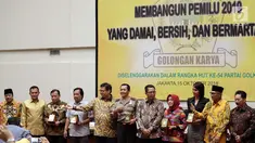 Ketum DPP Golkar Airlangga Hartarto bersama pengisi materi seminar foto bersama saat pembukaan seminar kebangsaan dengan tema "Mewujudkan Pemilu 2019 yang Damai, Bersih, dan Bermartabat" di Jakarta, Senin (15/10). (Liputan6.com/Johan Tallo)