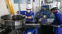 Teknisi mempraktikkan penggunaan fungsi bearing pada peresmian  SKF Remanufacturing Centre di Cakung, Jakarta (14/7/2022). Hadirnya Remanufacturing Centre pertama di Indonesia merupakan wujud dukungan SKF terhadap industri sektor manufaktur. (Liputan6.com/Fery Pradolo)