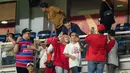 <p>Sejumlah suporter berusaha melakukan selfie dengan pelatih Timnas Indonesia, Shin Tae-yong saat menyaksikan laga antara Timnas Indonesia U-17 menghadapi Timnas U-17 Ekuador pada laga pertama Grup A Piala Dunia U-17 2023 di Stadion Gelora Bung Tomo, Surabaya, Jumat (10/11/2023). (Bola.com/Bagaskara Lazuardi)</p>