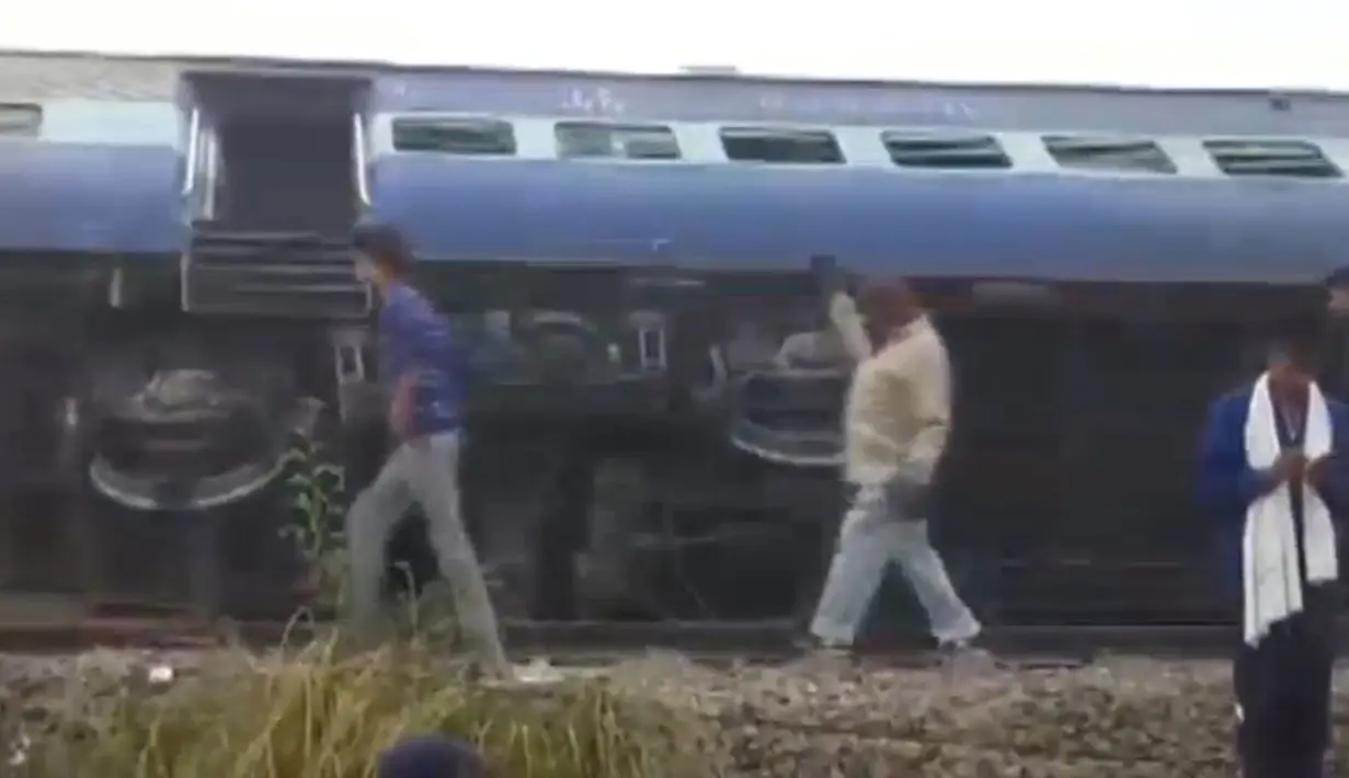 Kondisi gerbong sebuah kereta Indian Express yang keluar dari rel di Negara Bagian Uttar Pradesh, India, Minggu (20/11). Belum diketahui apa yang menyebabkan 14 gerbong dalam rangkaian kereta yang terdiri dari 24 gerbong itu tergelincir. (ANI/via REUTERS)
