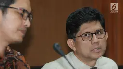 Wakil Ketua KPK Laode Muhammad Syarif bersama Juru Bicara KPK Febri Diansyah memberi keterangan terkait dugaan gratifikasi proyek pemasangan tower BTS telekomunikasi Bupati Mojokerto, Mustofa Kamal Pasa, Jakarta, Senin (30/4/). (Merdeka.com/Dwi Narwoko)