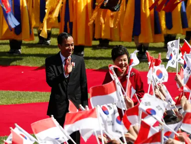 Presiden RI, Joko Widodo bersama Presiden Korea Selatan Park Geun-hye menyapa warga sebelum menghadiri upacara penyambutan di Blue House, Korea Selatan (16/5). Jokowi tiba di Korsel pada tanggal 15 Mei untuk kunjungan empat hari. (AFP PHOTO/KIM HONG-JI)
