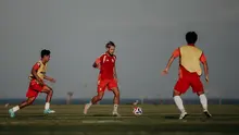 Bek tengah Bali United, Joao Ferrari, berduel dengan Rahmat Arjuna dalam sesi latihan di Bali United Training Center. (Dok. Bali United)