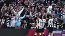 Pada menit ke-52, tim racikan pelatih Eddie Howe menambah keunggulan. Umpan Jakob Murphy diselesaikan dengan apik oleh Alexander Isak dan merubah skor menjadi 2-0. (HENRY NICHOLLS/AFP)