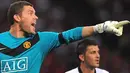 Aksi kiper Manchester United, Ben Foster dalam partai persahabatan kontra Valencia di Old Trafford, Manchester, pada 5 Agustus 2009. AFP PHOTO/ANDREW YATES