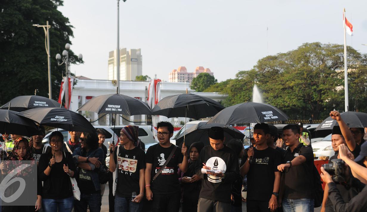 Sejumlah aktivis melakukan aksi kamisan di depan Istana Merdeka, Jakarta, Kamis (4/8). Aksi ini juga memberi dukungan buat Koordinator Kontras Haris Azhar yang dituduh melakukan pencemaran nama baik sejumlah lembaga. (Liputan6.com/Helmi Fithriansyah)