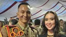 Widi Wardana tampil anggun dalam balutan batik. Ia hadirkan look profesional dengan batik dan blazer. [Foto: instagram/ Widi Wardhana]