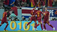 Gelandang Spanyol, Dani Olmo (kanan) berselebrasi dengan rekan setimnya setelah mencetak gol pembuka ke gawang Kosta Rika pada pertandingan grup E Piala Dunia 2022 Qatar di Stadion Al Thumama di Doha, Qatar, Rabu (23/11/2022). Spanyol menang atas Kosta Rika dengan skor. (AP Photo/Francisco Seco)