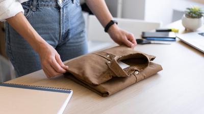 11 Cara Menghilangkan Kusut pada Baju Tanpa Setrika agar Tetap Rapi