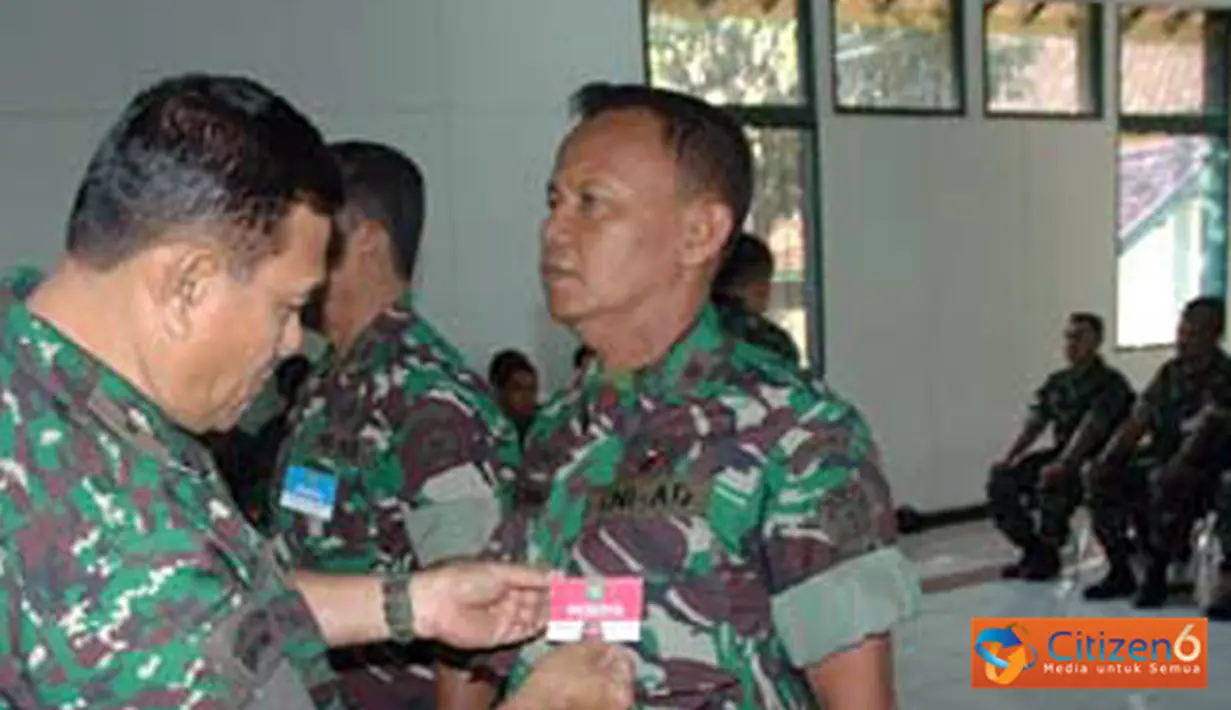 Citizen6, Bandung: Pangdam III/Siliwangi Mayjen TNI Sonny Widjaja membuka Penataran MTT Intelijen Kodam III/Siliwangi di Rindam III/Siliwangi, Jalan Menado Bandung, Senin (25/6). (Pengirim: Kodam3 Pendam).