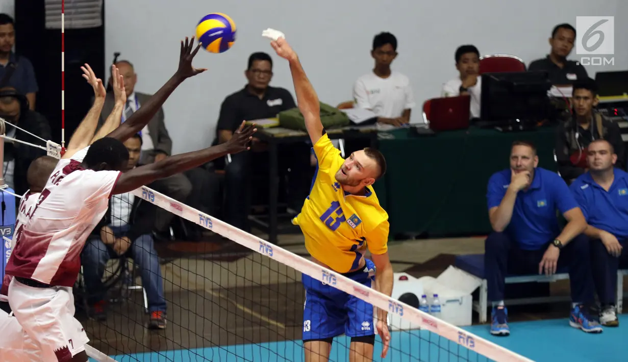 Pevoli putra Kazakhstan, Vitaly Erdshtein melakukan smes saat melawan Qatar di Kejuaraan Voli Asia 2017 ke-16 di GOR Tri Dharma, Gresik, Senin (24/7). Kazakhstan unggul 18-25, 20-25, 26-24, 25-19, dan 15-10. (Liputan6.com/Helmi Fithriansyah)