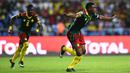 Striker Kamerun, Benjamin Moukandjo, merayakan gol yang dicetaknya ke gawang Burkina Faso. Kamerun sempat unggul 1-0 pada menit ke-35 setelah Moukandjo membobol gawang Burkina Faso. (AFP/Gabriel Bouys)
