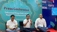 (ka-ki): SVP Consumer Sales Operations Telkomsel Gilang Prasetya, VP Global Network Operations Telkomsel Galumbang Pasaribu, dan General Manager Corporate Social Responsibility Telkomsel Andry Priyo Santoso dalam media update RAFI 2023 di Cirebon, Jawa Barat, Selasa (28/3/2023). (Liputan6.com/ Agustin Setyo Wardani)