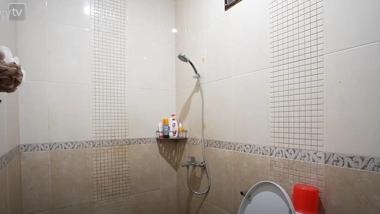 5 Potret Kamar Mandi Jirayut di Rumah Kontrakannya Sampai Bikin Andre Taulany Terkejut